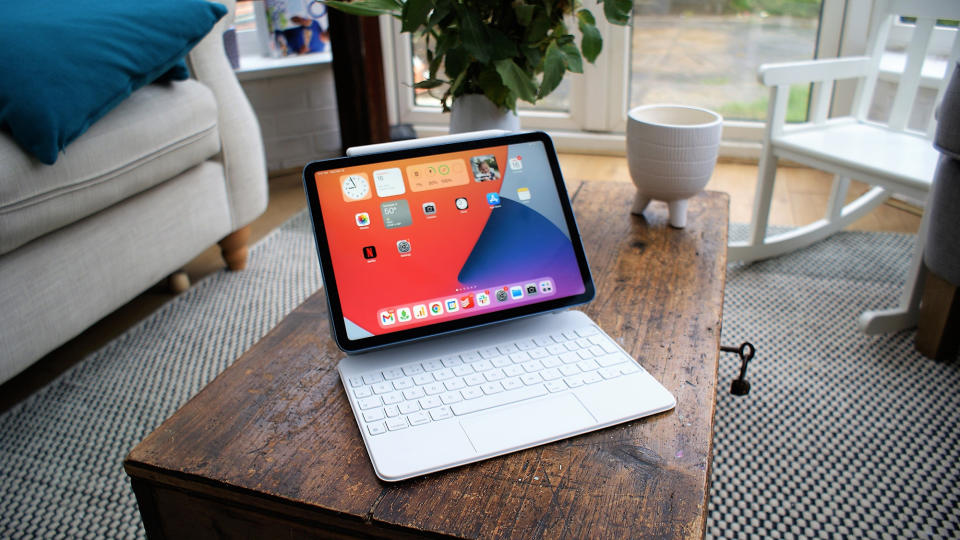 iPad Air 10.9-inch 2022 tablet with a keyboard