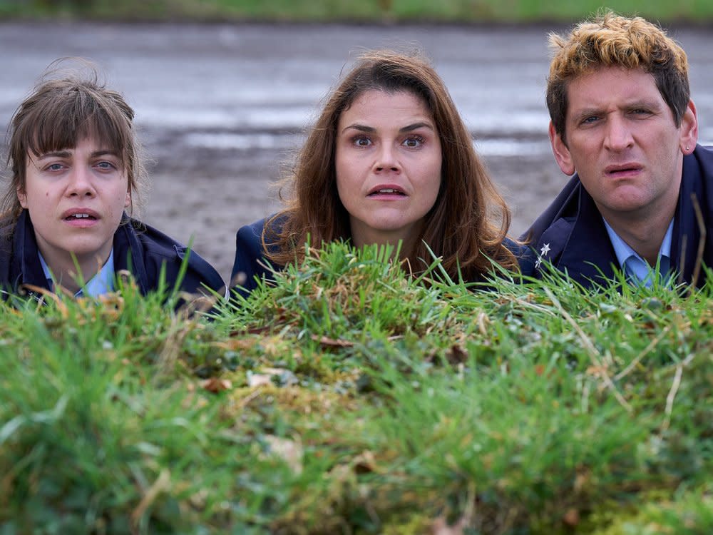 "Mord mit Aussicht: Furcht und Schrecken": Jenny Dickel (Eva Bühnen), Marie Gabler (Katharina Wackernagel, M.) und Heino Fuß (Sebastian Schwarz) haben etwas entdeckt. (Bild: ARD/Frank Dicks)