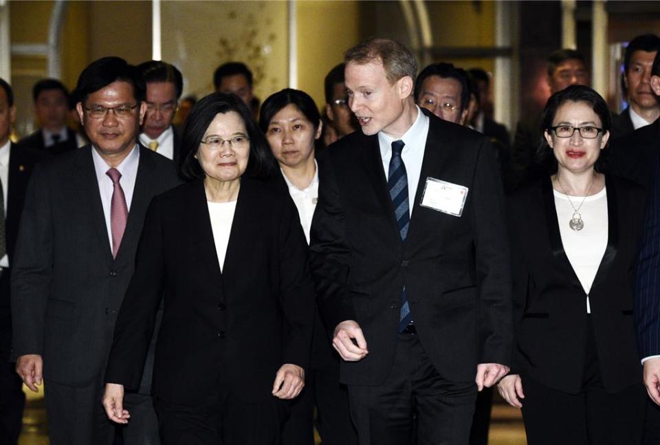 總統蔡英文、準副總統蕭美琴與部會首長28日晚間步入台灣美國商會第 56 屆「謝年飯」晚宴活動。圖／顏謙隆