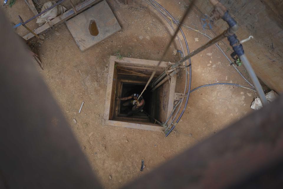 Un trabajador desciende en una mina de oro por un pozo de unos 60 metros (200 pies) en El Callao, estado Bolívar, en Venezuela, el viernes 28 de abril de 2023. (AP Foto/Matias Delacroix)