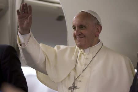 Pope Francis talks to reporters aboard the papal flight on his way back to the Vatican from Jerusalem May 26, 2014. REUTERS/Andrew Medichini/Pool