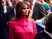 <p>Todavía no era primera dama, pero lo incluimos por su importancia y la atención que generó en medio de la carrera hacia la Casa Blanca. Melania Trump Trump lució una blusa de lazo rosa (estilo pussy-bow en inglés) de Gucci en el segundo debate presidencial. Muchos se preguntaban si la elección estaba relacionada con el audio de Donald Trump, al señalar que él podía “agarrar” a las mujeres “por el p — y” porque “cuando eres una estrella te dejan hacerlo” que se había filtrado unos días antes. <br>En inglés la palabra pussy se usa también para designar los genitales femeninos.<br>La blusa tiene un costo de 1.100 dólares en Net-A-Porter.<br>Foto: AP </p>