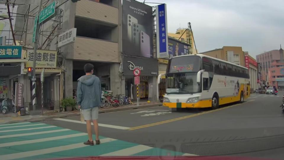 有路人已經走在斑馬線路中央，公車卻未減速。（圖／翻攝自爆廢公社二社臉書）