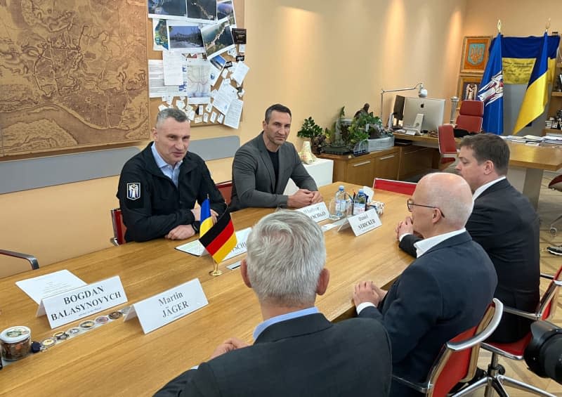 Peter Tschentscher (2nd R), First Mayor of Hamburg, and German Ambassador Martin Jaeger, meet Kiev's Mayor Vitali Klitschko (L) and his brother Vladimir (back R) in Kiev. Martin Fischer/dpa-Zentralbild/dpa