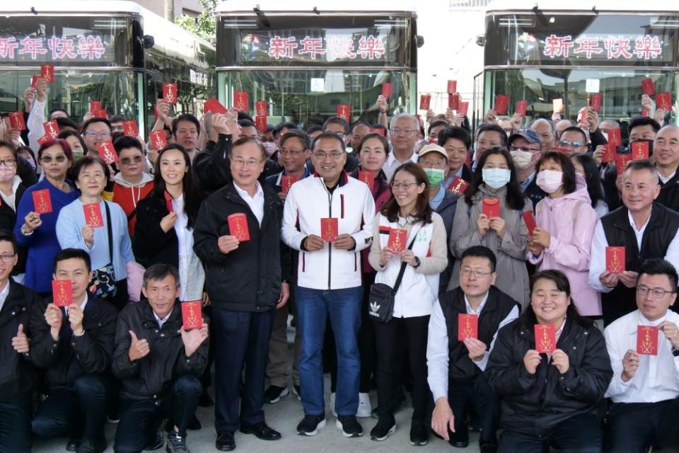 《圖說》侯友宜前往三重客運土城站慰勞駕駛員並發送福袋。〈交通局提供〉