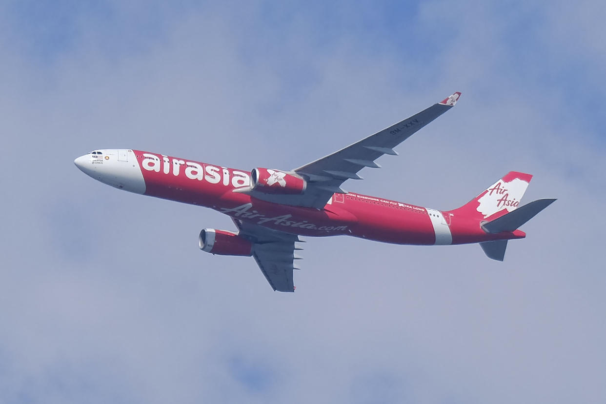 KLIA, KUALA LUMPUR, MALAYSIA - 2019/02/27: An AirAsia airplane seen flying in the sky at Kuala Lumpur International Airport (KLIA).  Kuala Lumpur International Airport or known as KLIA is the biggest airport in Malaysia and its located at Sepang,Selangor. It handled 58,554,627 passengers and 710,186 tonnes of cargo in the year of 2017 and its the 23rd busiest airport in the worlds. (Photo by Faris Hadziq/SOPA Images/LightRocket via Getty Images)