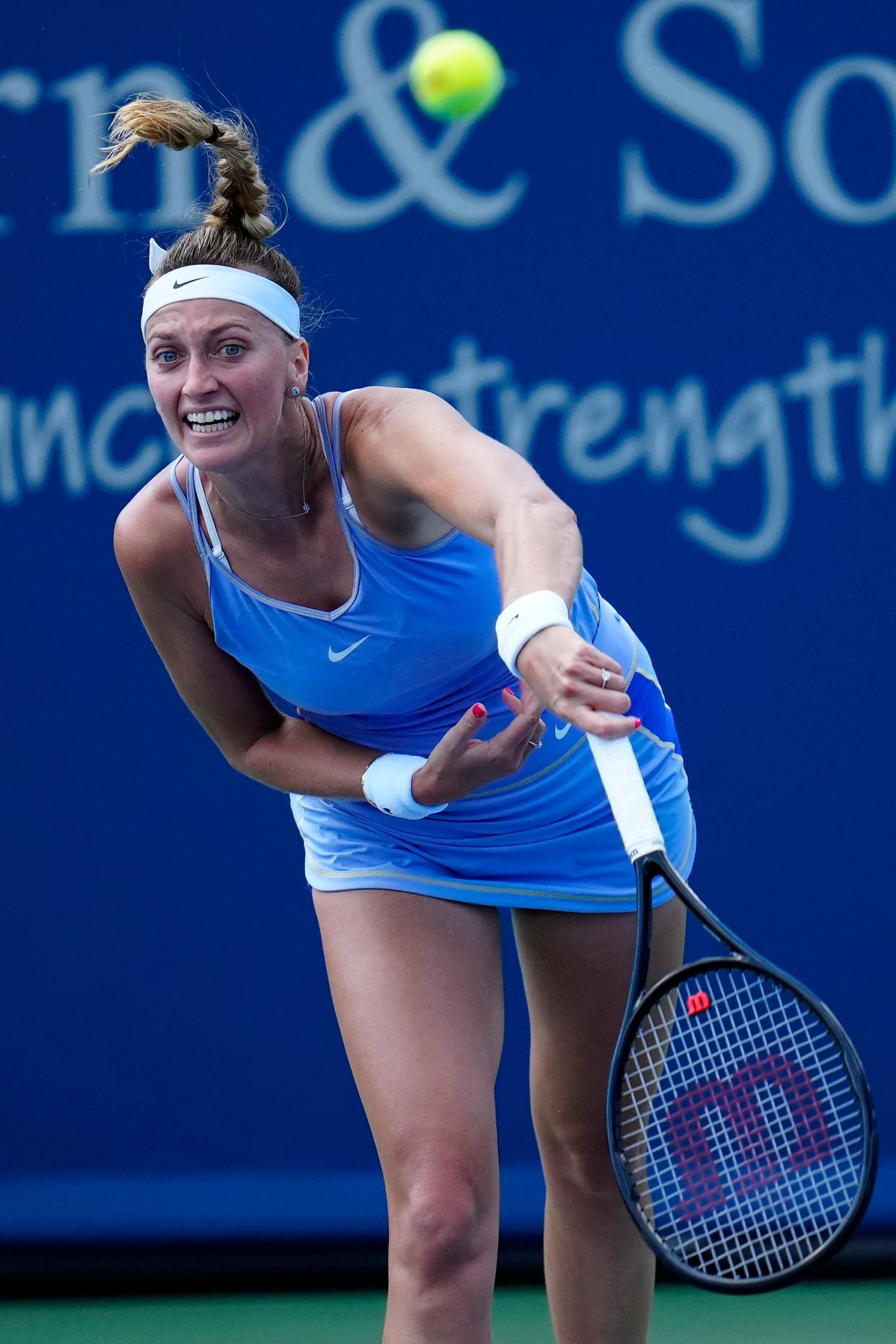 Petra Kvitova serves Ons Jabeur in the second set of a match between Petra Kvitova (CZE) and Ons Jabeaur (TUN) in the Western & Southern Open at the Lindner Family Tennis Center in Mason, Ohio, on Thursday, Aug. 18, 2022. Kvitova won 6-1, 4-6, 6-0. 