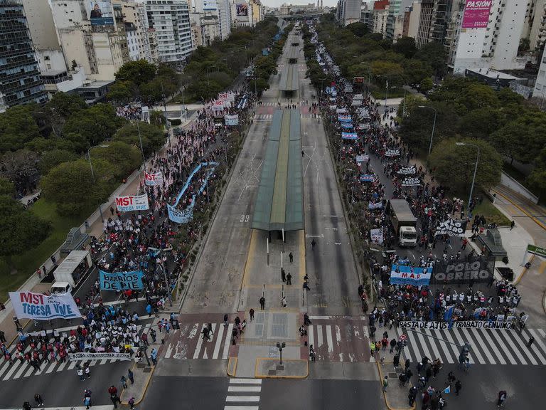 Movimientos de izquierda se manifestaron sobre la 9 de Julio, con epicentro frente al Ministerio de Desarrollo Social.