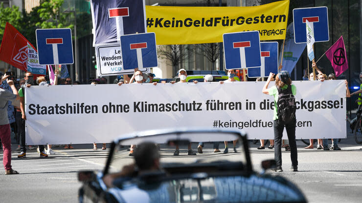 Proteste gegen Staatshilfen ohne Klimaschutz: Kaufprämien für Autos mit Benzin- und Dieselmotor wird es nicht geben. Foto: dpa