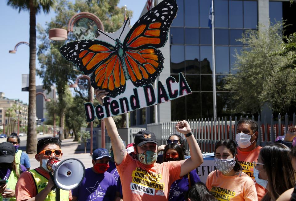 Manifestantes piden el mantenimiento del programa DACA, que protege de la deportación a indocumentados traídos a EEUU cuando eran menores Ese esquema fue establecido en la administración de Barack Obama y fue objeto de ataques e intentos de eliminación por parte del gobierno de Donald Trump. (AP Photo/Ross D. Franklin)