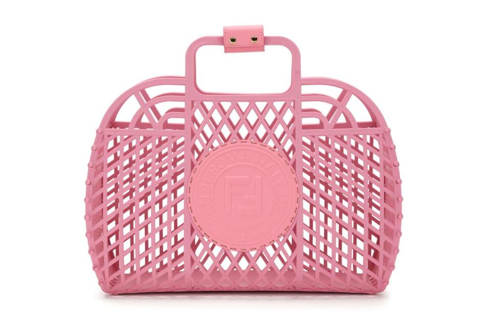 FENDI Medium Basket造型包款，NT$28,500。（FENDI提供）