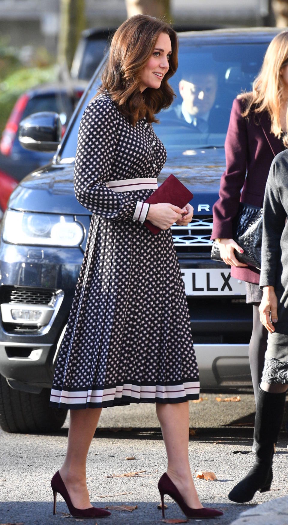 <p>Herzogin Kate erschien bei einem Museumsbesuch in London in einem Midi-Kleid, das mit mit kleinen Vierecken versehen war. Unter dem Gummizug an der Taille zeichnete sich deutlich das wachsende Babybäuchlein ab. (Bild: Rex Features) </p>