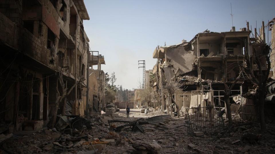 Ganze Straßenzüge liegen in Trümmern nach den Luftangriffen auf die Rebellenhochburg vor den Toren der Hauptstadt Damaskus. Foto: Muhmmad Al-Najjar