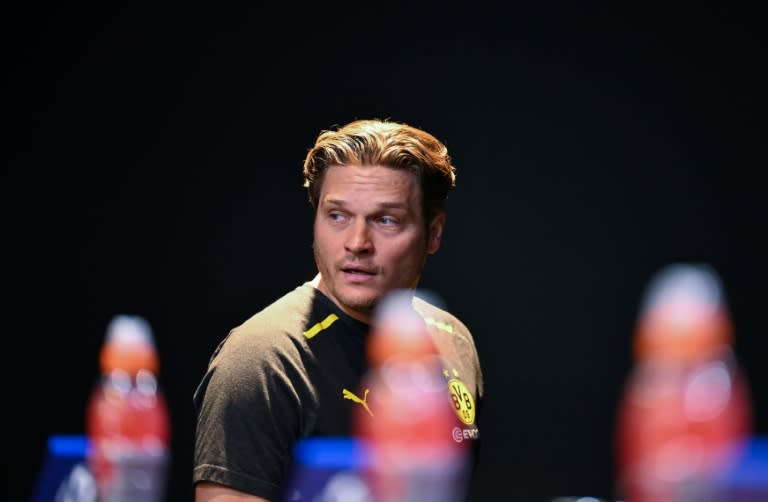 El entrenador del Borussia de Dortmund, Edin Terzic, llega a la conferencia de prensa previa al partido de ida de las semifinales de la Liga de Campeones contra PSG, en Alemania, el 30 de abril de 2024 (Ina Fassbender)