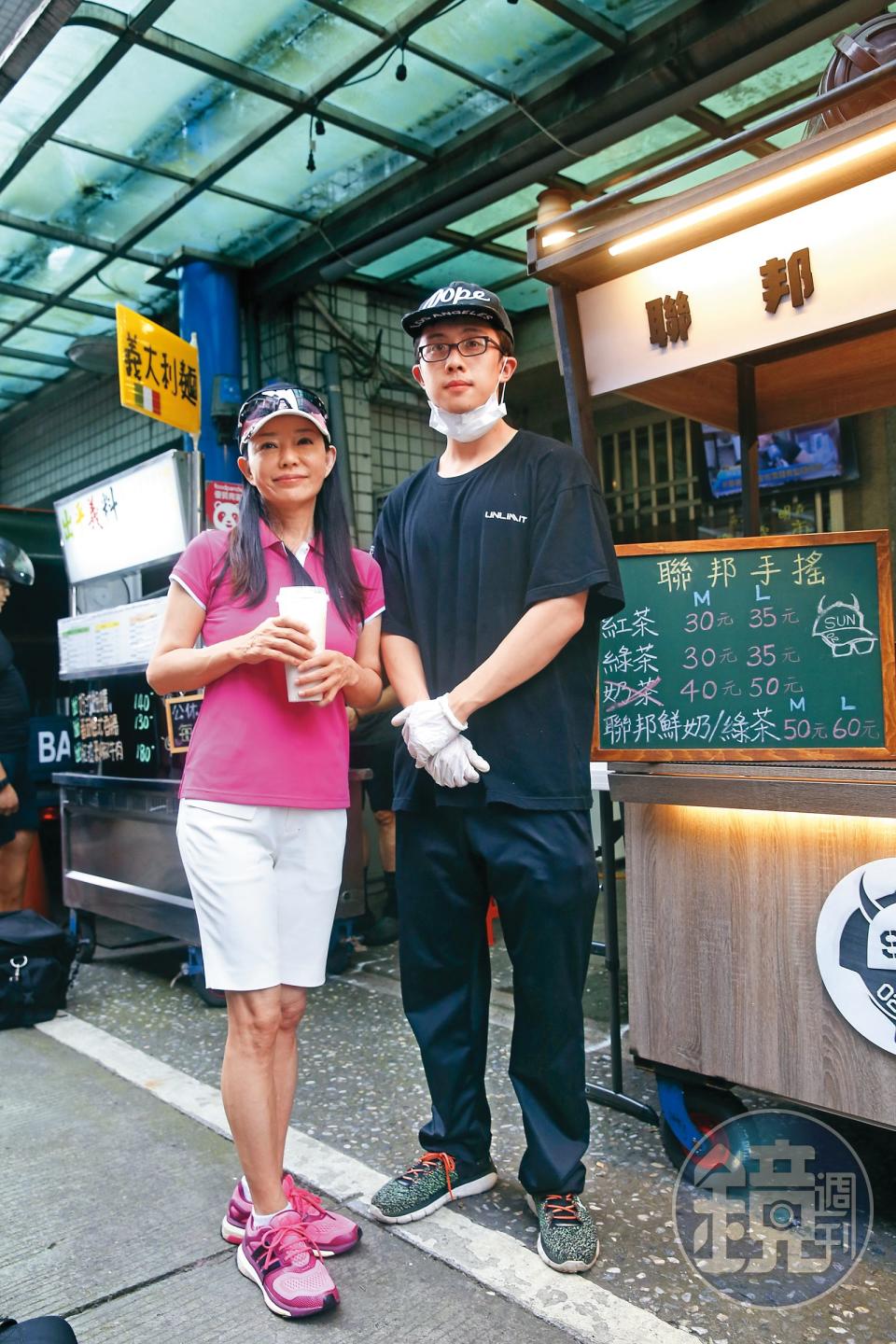 4年前，孫安佐（右)的手搖飲料店開幕，狄鶯站台。當初孫安佐行為舉止看來沒有如今驚人，只是後來店也無預警宣布停業。