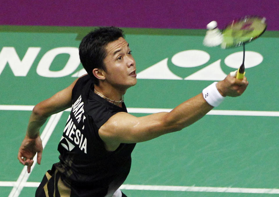 Taufik Hidayat of Indonesia returns a shot to Lee Chong Wei of Malaysia during their men's singles quarterfinal match at the 2010 Badminton World Championships at the Coubertin stadium in Paris August 27, 2010.  REUTERS/Regis Duvignau (FRANCE - Tags: SPORT BADMINTON)