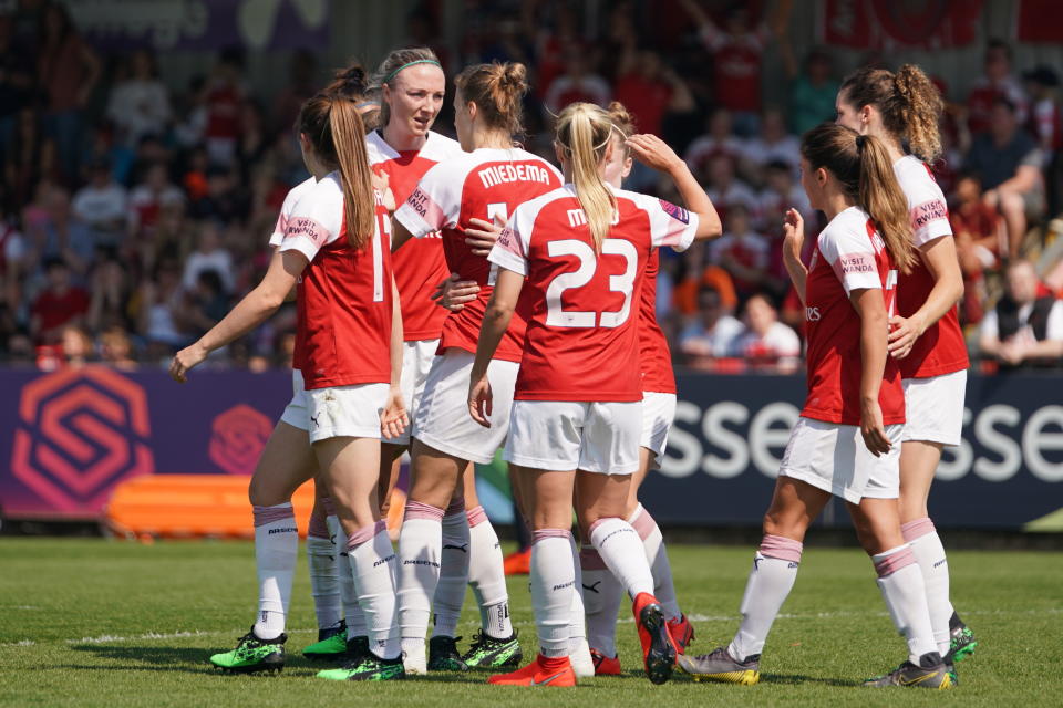 BOREHAMWOOD, ENGLAND – APRIL 21: Vivianne Miedema of Arsenal and her teammates celebrate their goal during the FA Women’s Super League football match between Arsenal and Everton Ladies at Meadow Park on April 21, 2019 in Borehamwood, England. (Photo by Daniela Porcelli/Getty Images)