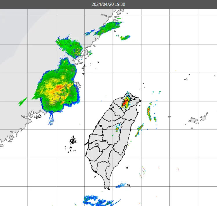 <strong>因對流雲系發展旺盛，大台北及桃園地區降下大雷雨，連香港地區都受到影響。（圖／翻攝自中央氣象署官網）</strong>