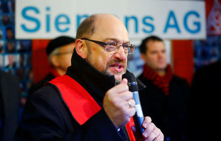 Social Democratic Party (SPD) leader Martin Schulz gestures as he speaks during demonstration of Siemens employees and union members outside a meeting of the Siemens works council in Berlin, Germany, November 23, 2017. REUTERS/Hannibal Hanschke