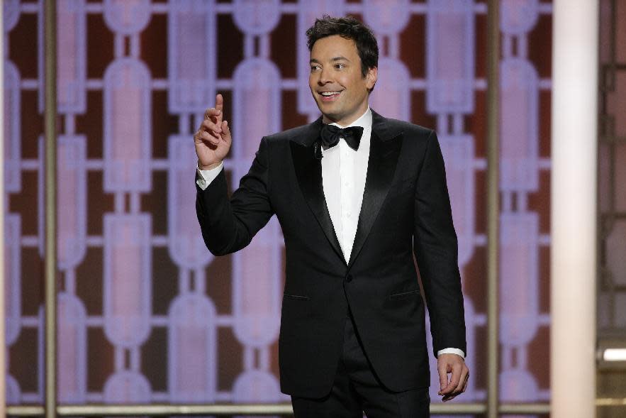 En esta imagen difundida por NBC, el anfitrión de los Globos de Oro Jimmy Fallon durante la ceremonia de premiación, el domingo 8 de enero del 2017 en Beverly Hills, California. (Paul Drinkwater/NBC vía AP)