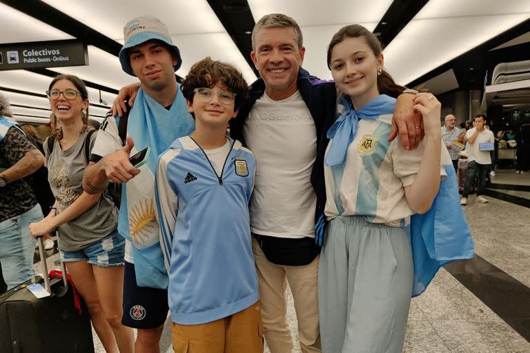 El periodista Pablo Rossi y su familia, felices al volver de Qatar