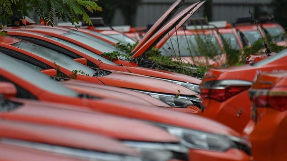 車輛閒置多時導致不少引擎都故障，車行還要租用空地擺放空車。（圖片來源/ 擷取《The Standard》IG）