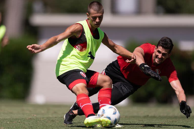 Tomás Parmo, en plena pretemporada con el primer equipo de Independiente, definiendo ante el arquero Rodrigo Rey