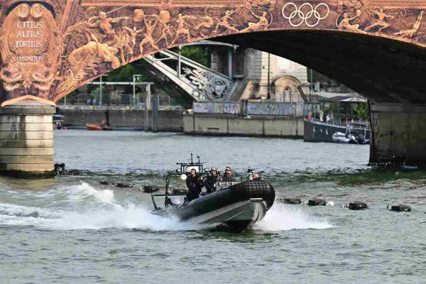 Fuerzas de seguridad marítimas en Paris 2024