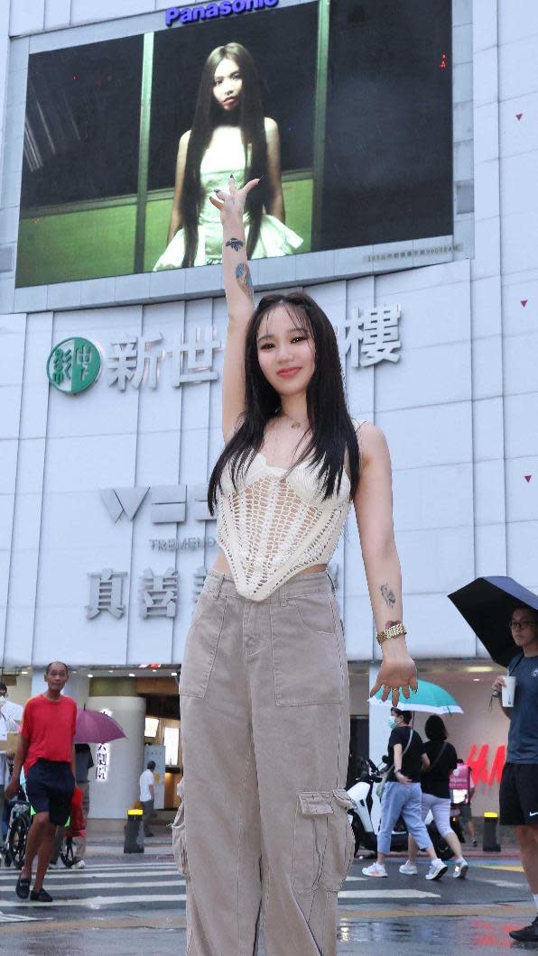 陳芳語新歌MV在西門町強力放送，讓她直呼很像電影明星。（圖／華風數位提供）