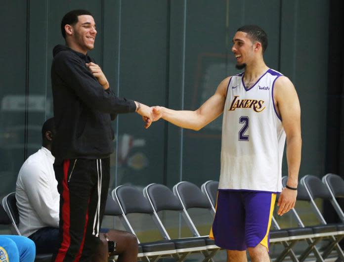 ▲隨著大哥「球哥」Lonzo Ball(左)腳步、弟弟「球二哥」LiAngelo Ball也將踏上NBA舞台。（圖／美聯社／達志影像）