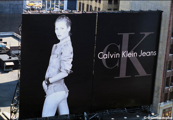 <p>A 18 ans, elle pose pour la campagne publicitaire de Calvin Klein. Dès lors, sa carrière connaît une ascension fulgurante.</p><br>