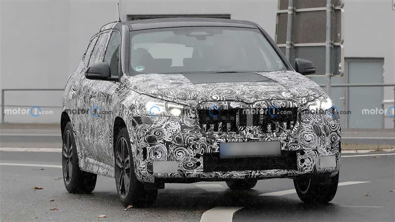 BMW X1大改款測試車再度現身。（圖／翻攝自motor1）