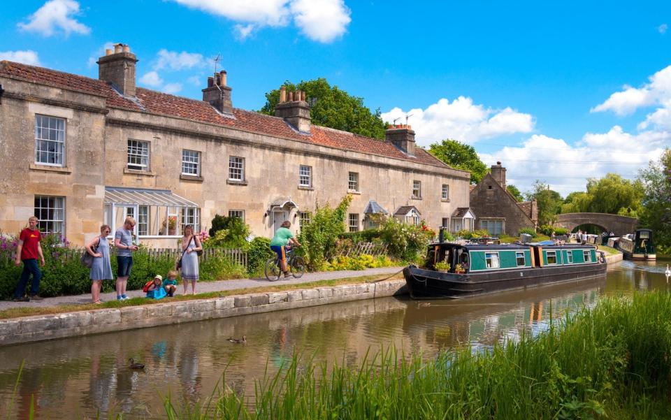 Soak up the sun on a walk by the Kennet and Avon Canal, Bath this weekend