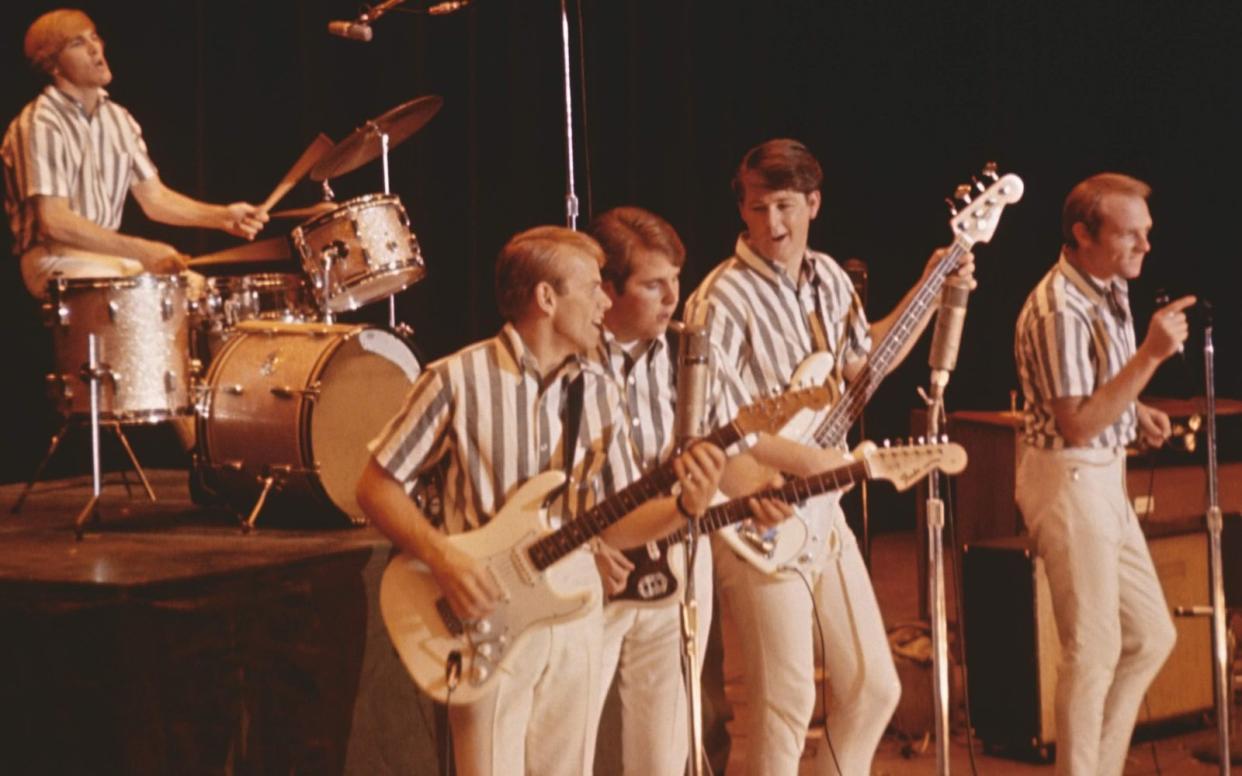 Ein Foto aus jener Zeit, als Bands noch Uniformen trugen. Die Beach Boys, 1961 in einem Vorort von Los Angeles gegründet, wurden zur größten und wohl einflussreichsten US-Band aller Zeiten. Der Dokumentarfilm "The Beach Boys" bei Disney+ zeichnet ihren Weg nach. (Bild: Disney und seine verbundenen Unternehmen)