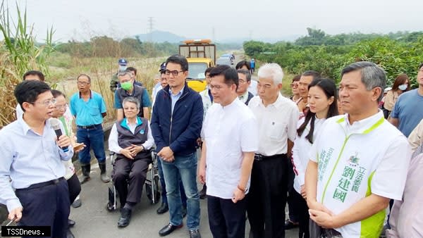 劉建國爭取古坑水碓南橋改建，林佳龍帶來斗六納入經典小鎮好消息。（記者劉春生攝）