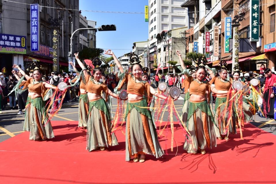 《圖說》新住民婦女以敦煌舞蹈表現文化特點。