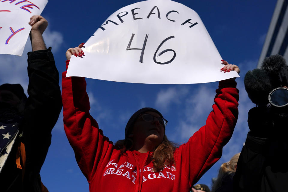 Es blieb bei kleineren Protesten gegen den neuen Präsidenten - hier fordert eine Trump-Anhängerin direkt schon wieder ein Amtsenthebungsverfahren gegen Biden (Bild: Nathan Howard/Getty Images)