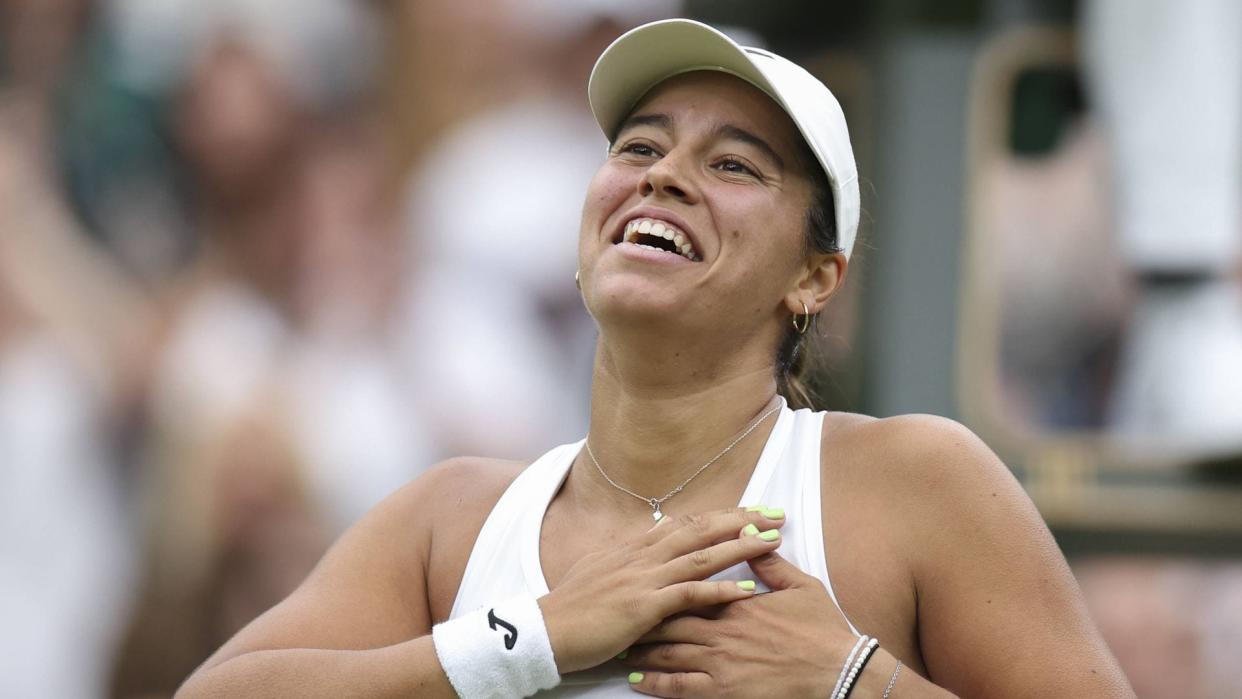 La tenista española Jessica Bouzas celebra la victoria tras vencer a la vigente campeona de Wimbledon, la checa Marketa Vondrousova, el 2 de julio de 2024