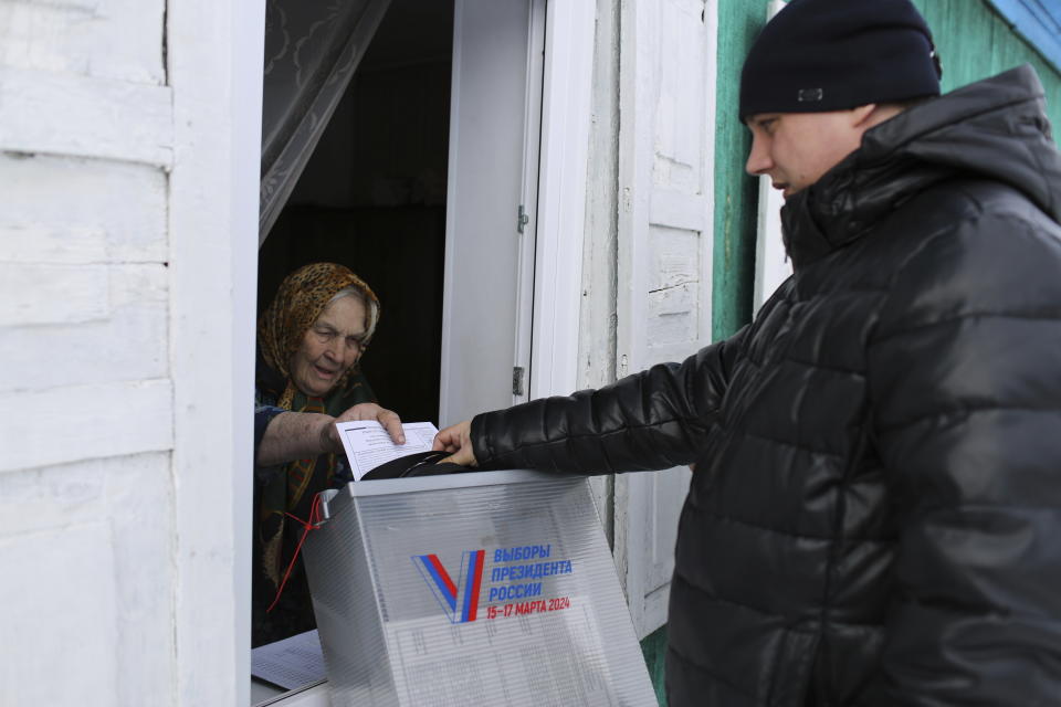 Una anciana deposita su voto para las elecciones presidenciales a través de un comité electoral móvil, que visita a personas que no pueden asistir físicamente a una casilla electoral, el 16 de marzo de 2024, en la aldea siberiana de Nikolayevka, Rusia. (Foto AP)