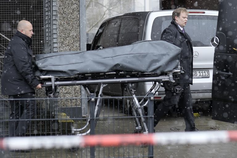 Cadáveres son sacados de un edificio de los Testigos de Jehová en Hamburgo, Alemania Viernes, 10 de marzo 2023.