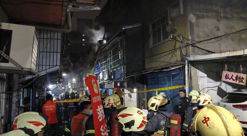 ▼消防員聚一樓救援。（圖／東森新聞）