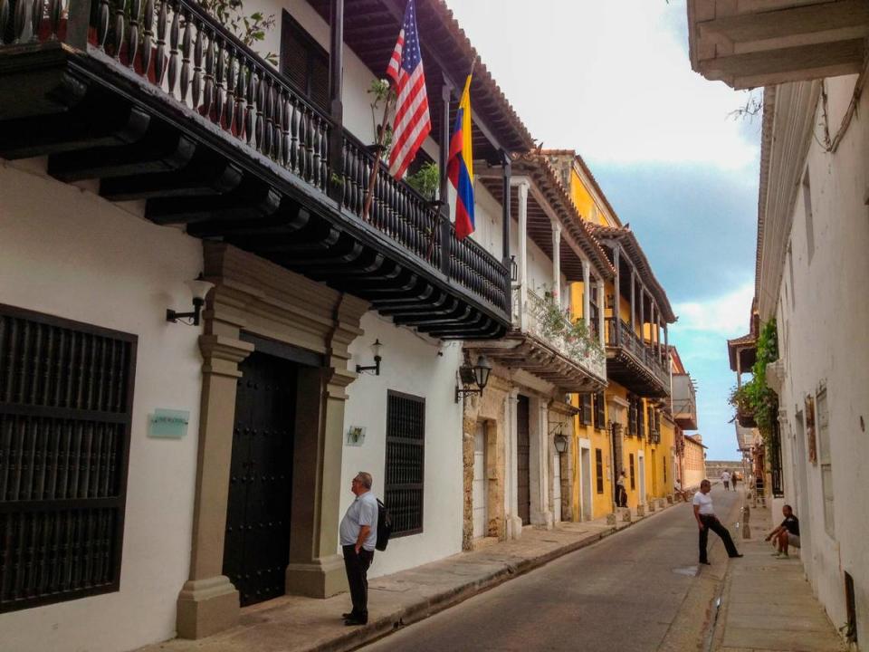 Alfonso Chardy en Cartagena, Colombia, en el 2012, buscando la casa de Dania Suárez, que saltó a la notoriedad por un incidente con el Servicio Secreto del presidente Obama, cuando varios escoltas se negaron a pagar por una noche de sexo.