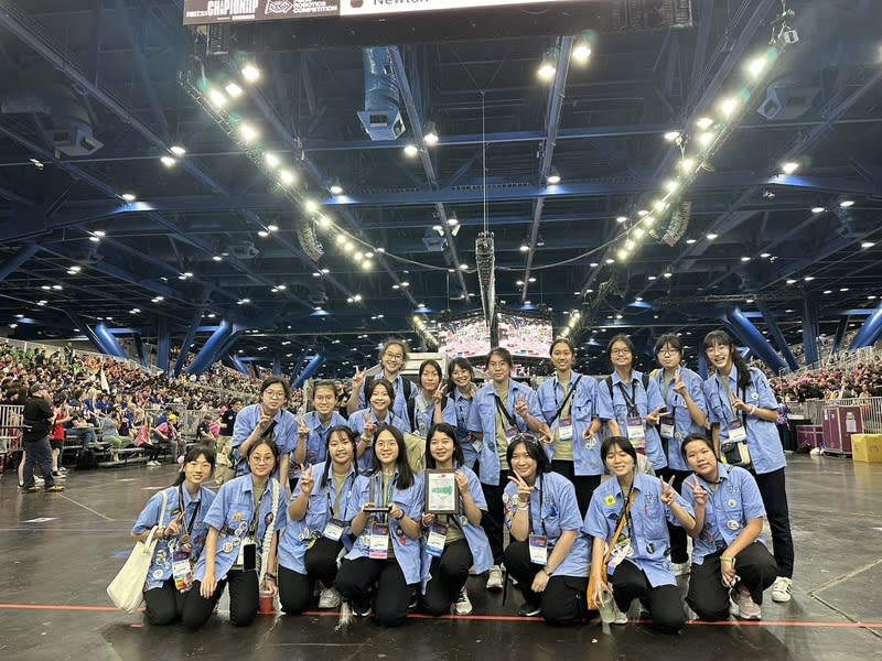 FIRST機器人總冠軍賽  北一女奪評審獎 台北市立北一女中表示，學生組成國內首支純女生 FIRST機器人競賽隊伍，日前在美國總冠軍賽中拿下 牛頓分區評審獎。 （台北市立北一女中提供） 中央社記者陳昱婷傳真  113年4月23日 