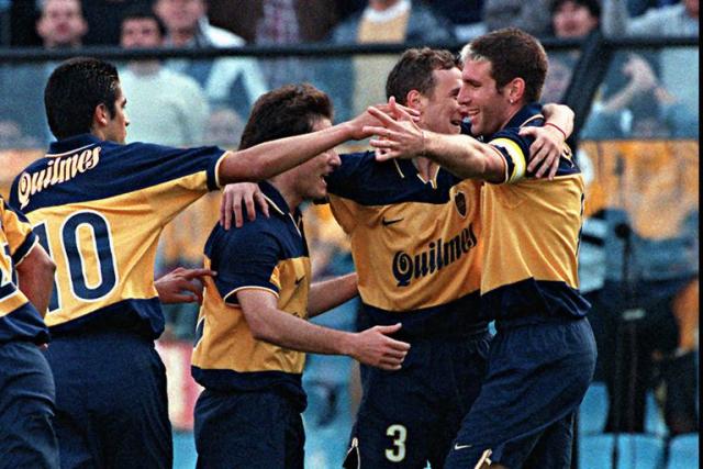 Arruabarrena festejando junto a Gustavo Barros Schelotto y los dos pilares del Boca campeón del Apertura 1999 y Copa Libertadores 2000, Martín Palermo y Juan Román Riquelme