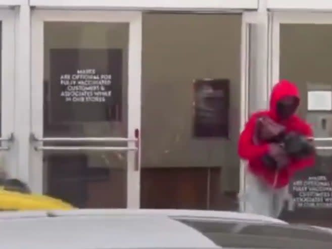 Footage of a robbery at Neiman Marcus on Monday (SFStreets415/Instagram)