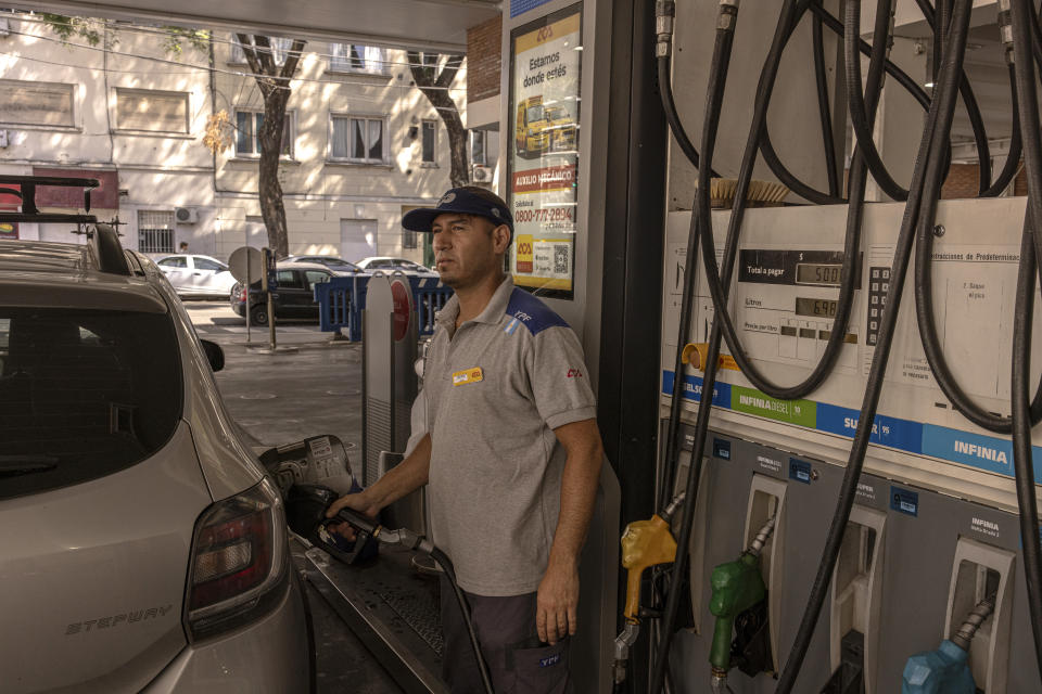 Los precios de la gasolina se han duplicado desde que el presidente Javier Milei asumió el cargo en Argentina hace unas seis semanas. (Sarah Pabst/The New York Times)