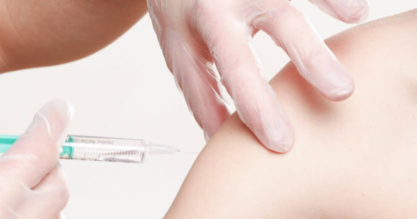 日本爆出護理師拿到重覆針具來幫民眾接種疫苗。（示意圖／pixabay）