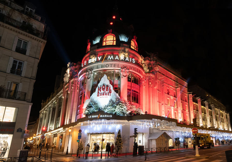 <p>Le Bazar de l'Hôtel de ville se met à l'heure de la Suisse, en rouge et blanc : ambiance chalet et montagnes enneigées pour un Noël qui se veut traditionnel.</p><br>