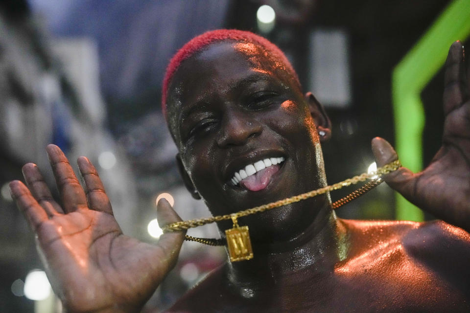 Un joven posa tras una actuación callejera de un baile llamado Passinho, reconocido como bien cultural, en la comunidad de Rocinha, en Río de Janeiro, Brasil, el 11 de abril de 2024. (AP Foto/Silvia Izquierdo)