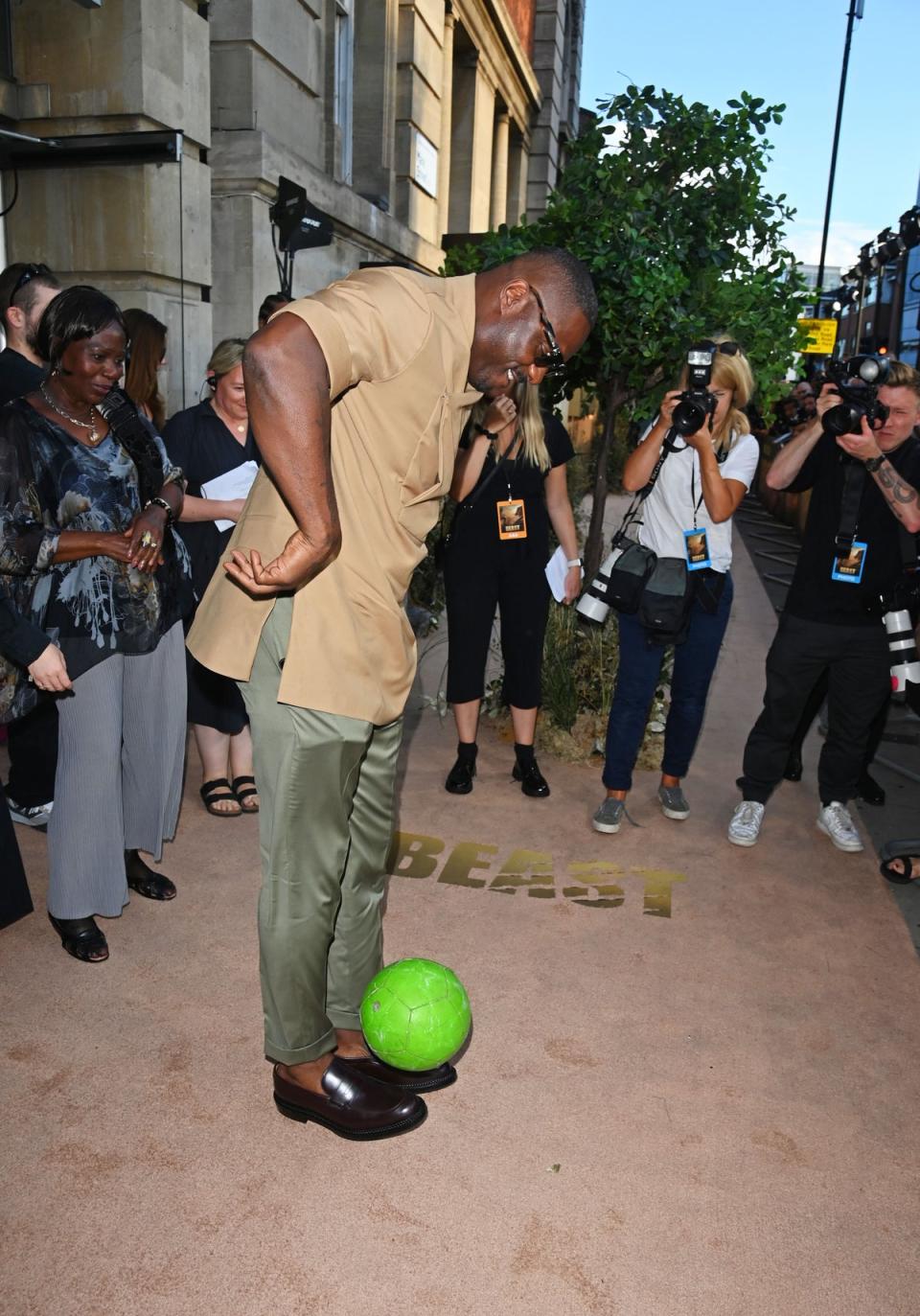 Idris Elba kicks a football with young fans at the UK Special Screening of “Beast” at the Hackney Picturehouse on August 24, 2022 in London, England.: Idris Elba kicks a football with young fans at the UK Special Screening of “Beast” at the Hackney Picturehouse on August 24, 2022 in London, England. (Dave Benett)